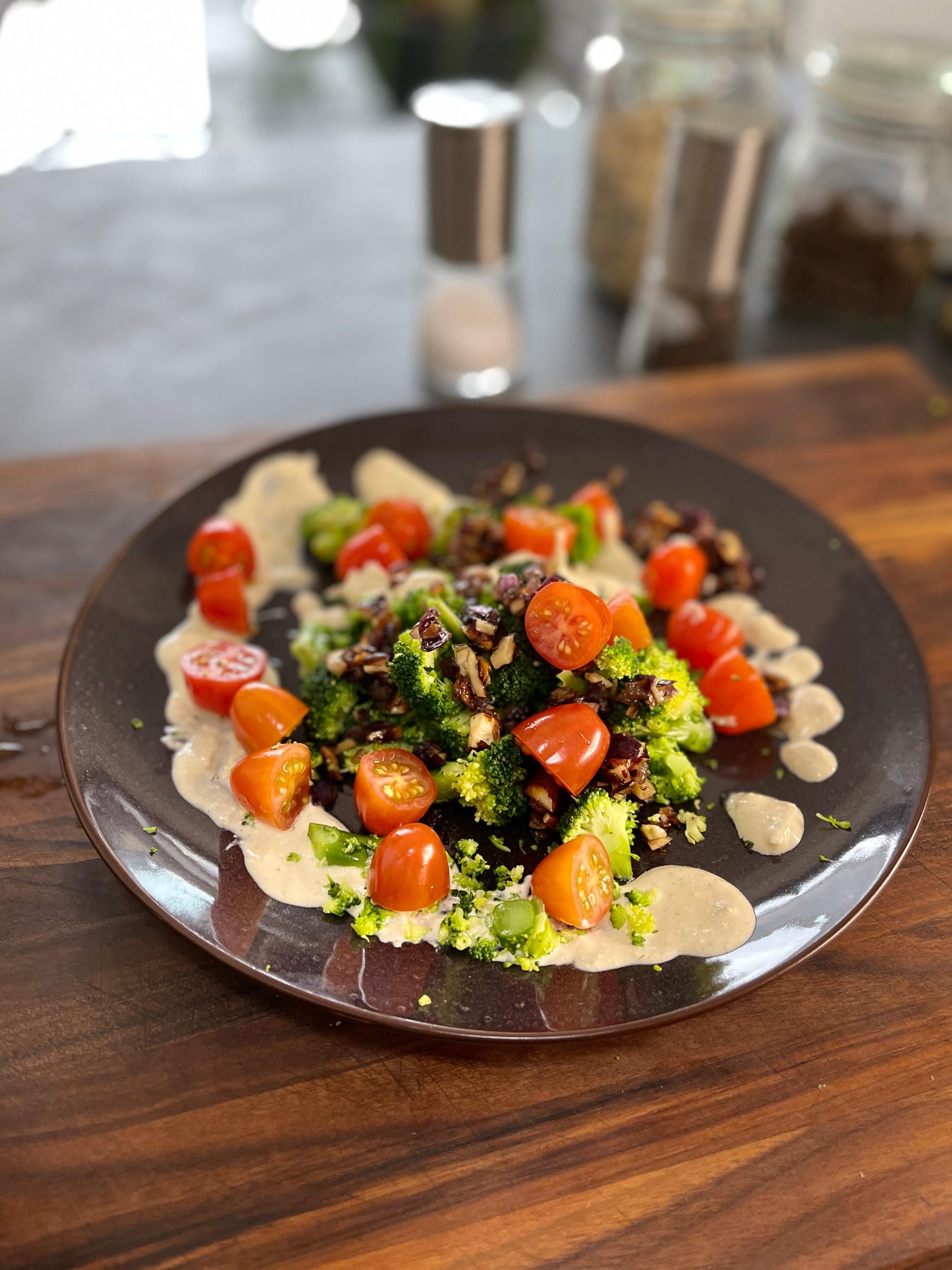 Veganer Brokkoli-Tomaten-Salat